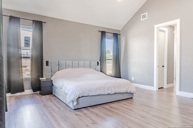 732 lake valley, La Vernia, TX 78121