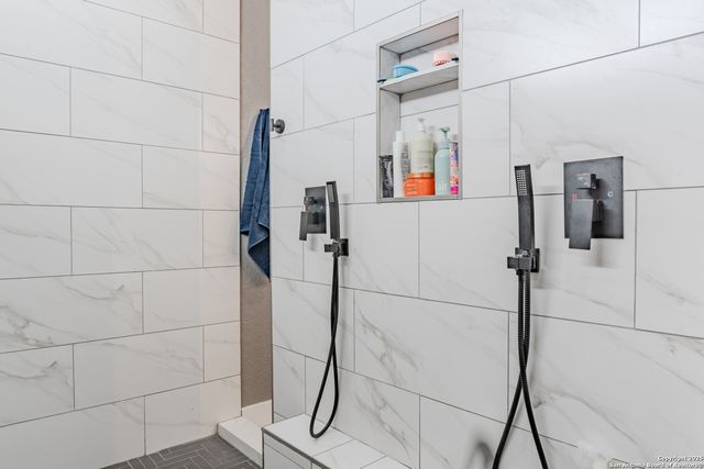 732 lake valley, La Vernia, TX 78121