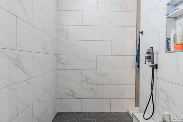 732 lake valley, La Vernia, TX 78121