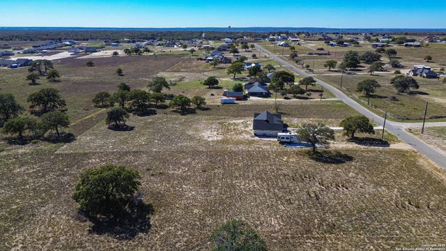 732 lake valley, La Vernia, TX 78121