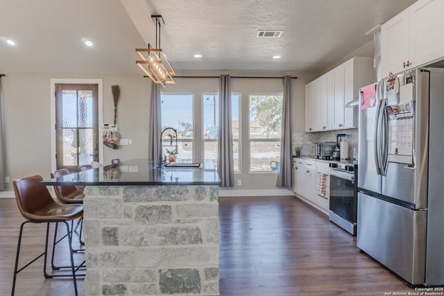 732 lake valley, La Vernia, TX 78121