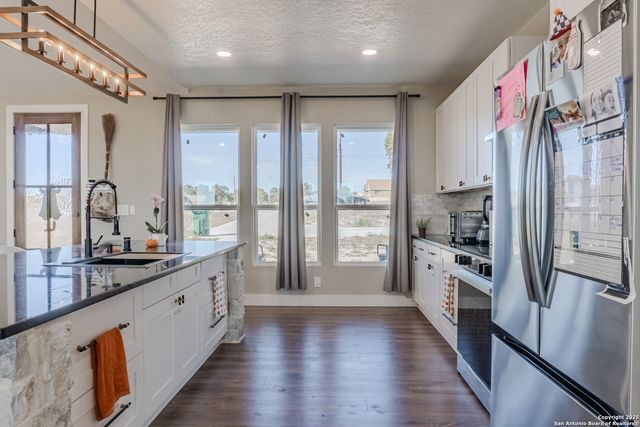 732 lake valley, La Vernia, TX 78121