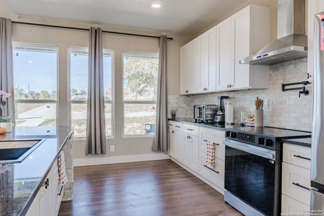 732 lake valley, La Vernia, TX 78121