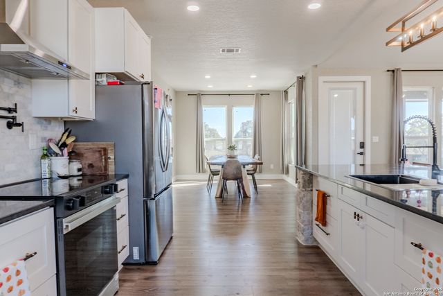 732 lake valley, La Vernia, TX 78121