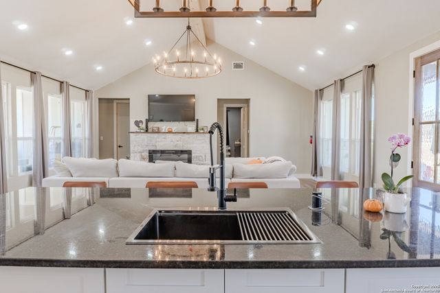 732 lake valley, La Vernia, TX 78121