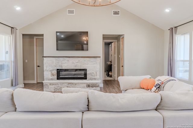 732 lake valley, La Vernia, TX 78121