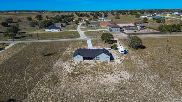 732 lake valley, La Vernia, TX 78121