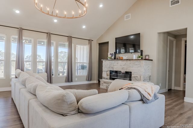 732 lake valley, La Vernia, TX 78121