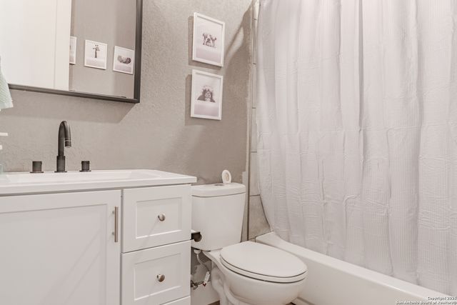 732 lake valley, La Vernia, TX 78121