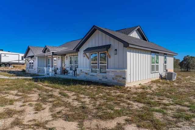 732 lake valley, La Vernia, TX 78121