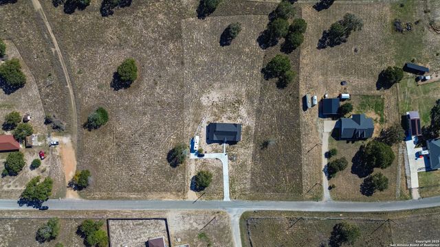 732 lake valley, La Vernia, TX 78121
