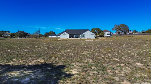 732 lake valley, La Vernia, TX 78121