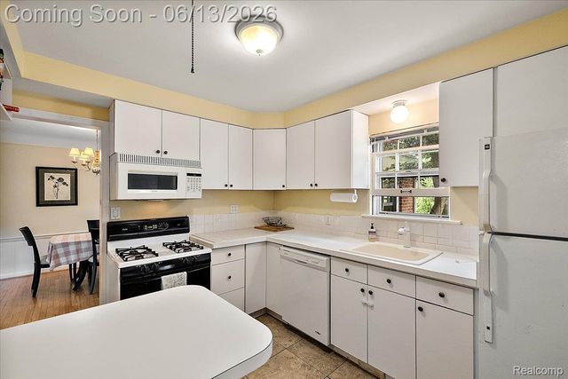 2260 W Lincoln Street, Birmingham, MI 48009
