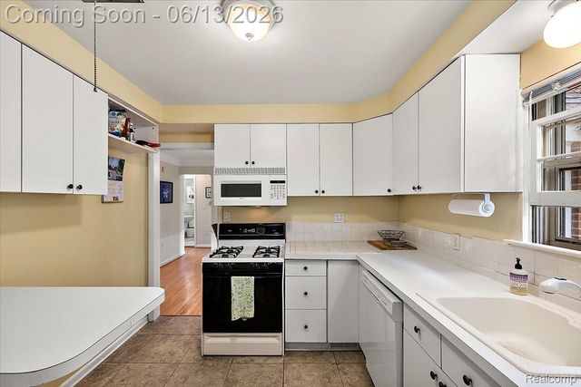 2260 W Lincoln Street, Birmingham, MI 48009