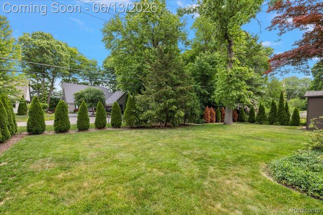 2260 W Lincoln Street, Birmingham, MI 48009