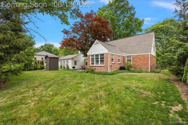 2260 W Lincoln Street, Birmingham, MI 48009