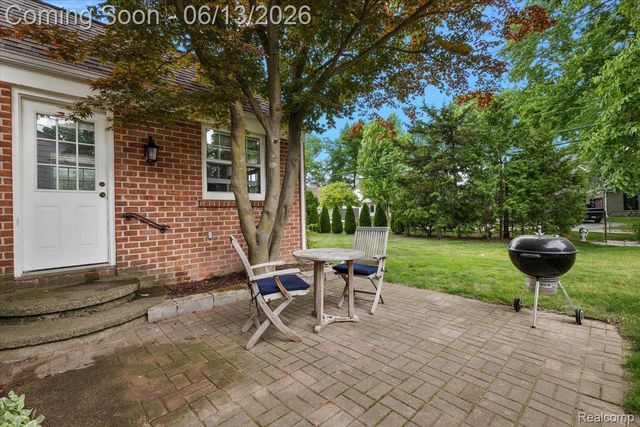 2260 W Lincoln Street, Birmingham, MI 48009