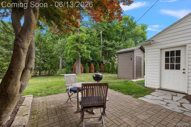 2260 W Lincoln Street, Birmingham, MI 48009