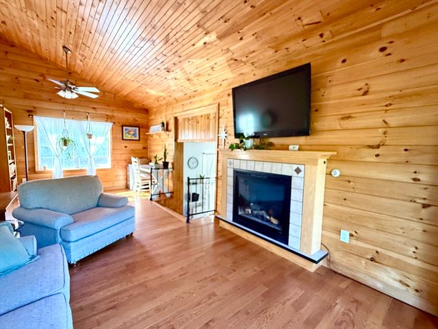 27 Mayflower Circle, Holden, MA 01520