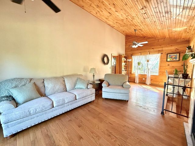 27 Mayflower Circle, Holden, MA 01520