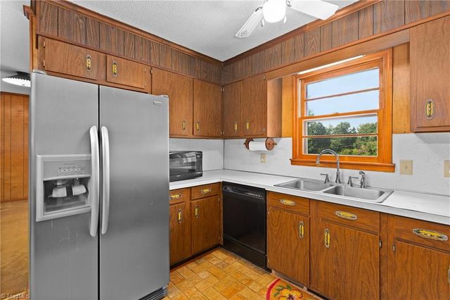 141 Pinelawn Drive, Kernersville, NC 27284