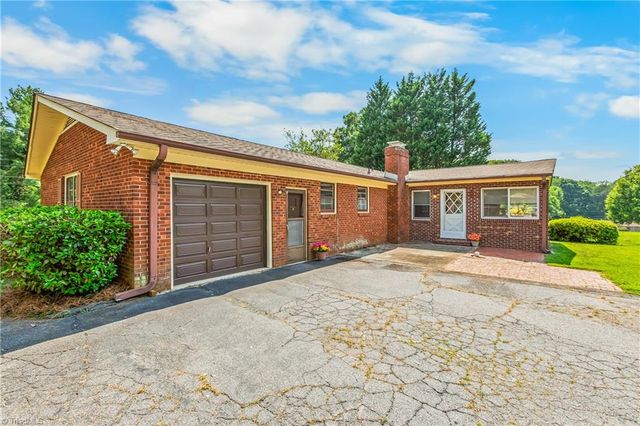141 Pinelawn Drive, Kernersville, NC 27284