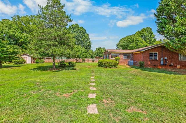 141 Pinelawn Drive, Kernersville, NC 27284