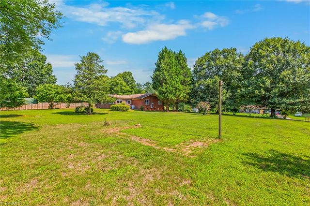 141 Pinelawn Drive, Kernersville, NC 27284