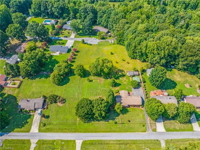 141 Pinelawn Drive, Kernersville, NC 27284