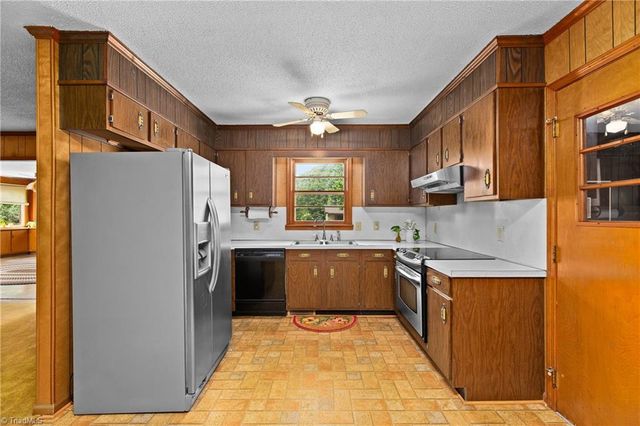 141 Pinelawn Drive, Kernersville, NC 27284