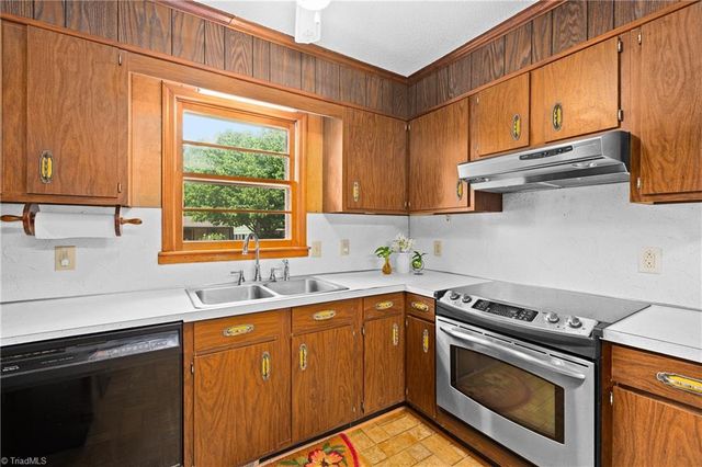 141 Pinelawn Drive, Kernersville, NC 27284