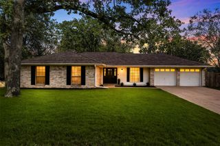5705 Woodhollow Drive, Arlington, TX 76016