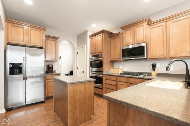 6093 Mountain Hawk Drive, Zionsville, IN 46077