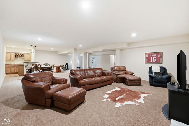 6093 Mountain Hawk Drive, Zionsville, IN 46077