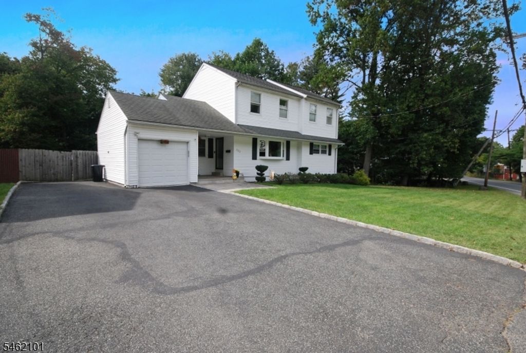 202 Long Hill Rd, Little Falls Twp., NJ 07424 — exterior