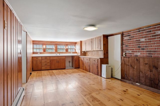 63 Dudley St, Leominster, MA 01453