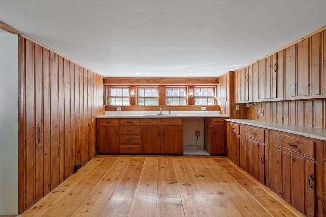 63 Dudley St, Leominster, MA 01453