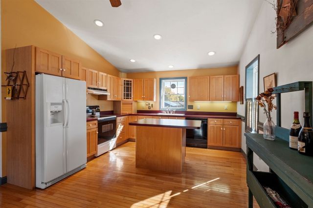63 Dudley St, Leominster, MA 01453