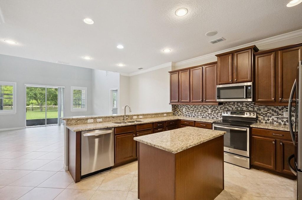 Image 3 of property listing at 5640 SIRACUSA LANE, Sanford, FL 32771