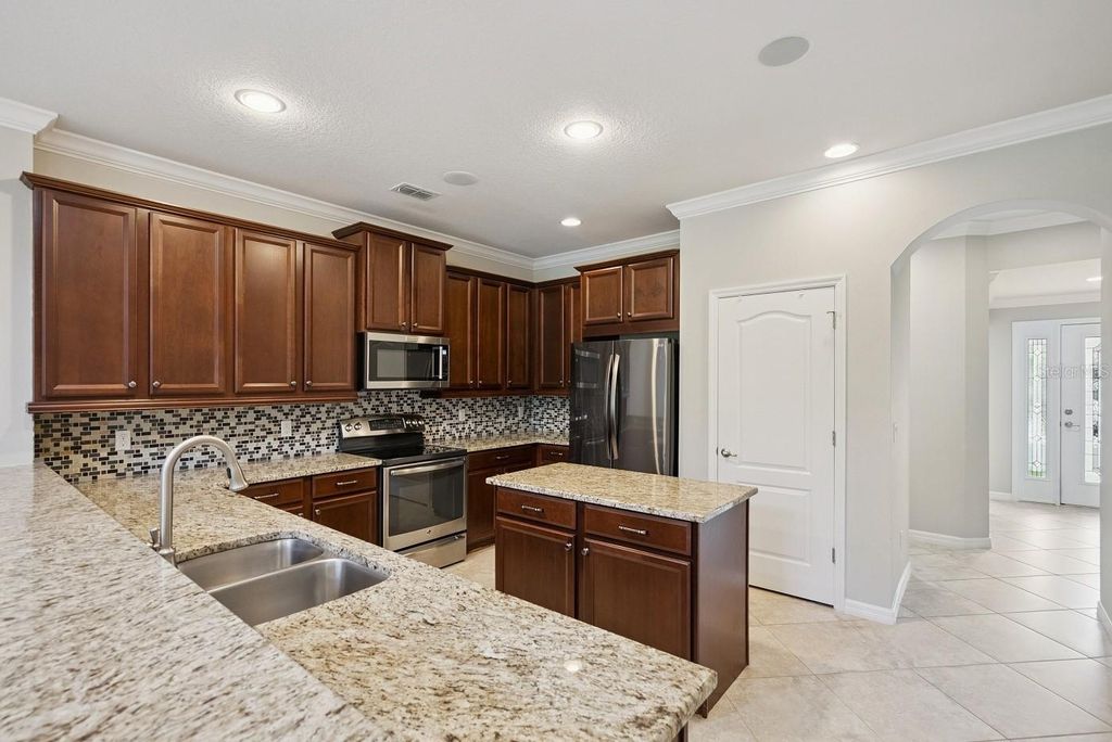 Image 4 of property listing at 5640 SIRACUSA LANE, Sanford, FL 32771