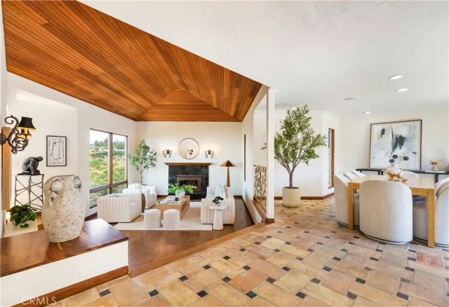 1992 San Remo, Laguna Beach, CA 92651