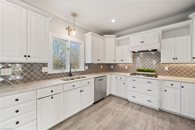 1040 Keswick Lane, Clemmons, NC 27012