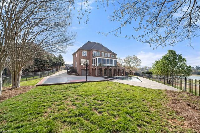 1040 Keswick Lane, Clemmons, NC 27012