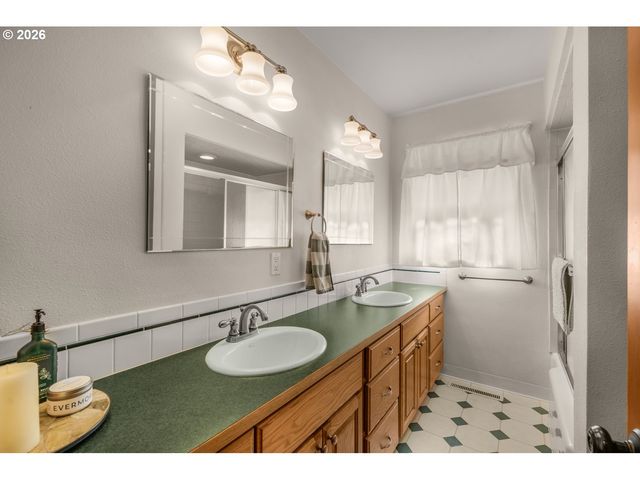 230 PARK Dr, Oregon City, OR 97045