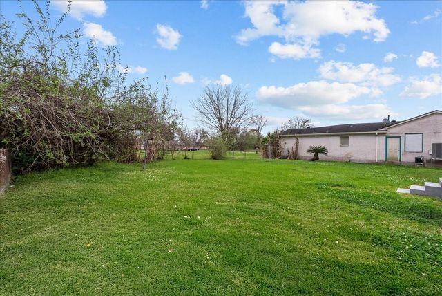 123 Lake Road, La Marque, TX 77568