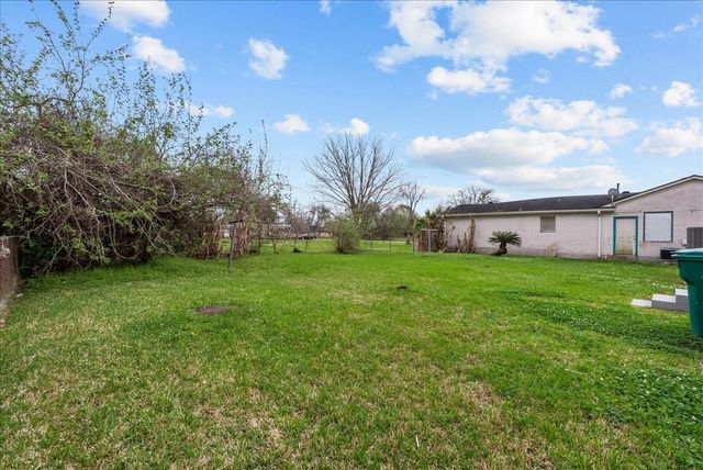 123 Lake Road, La Marque, TX 77568