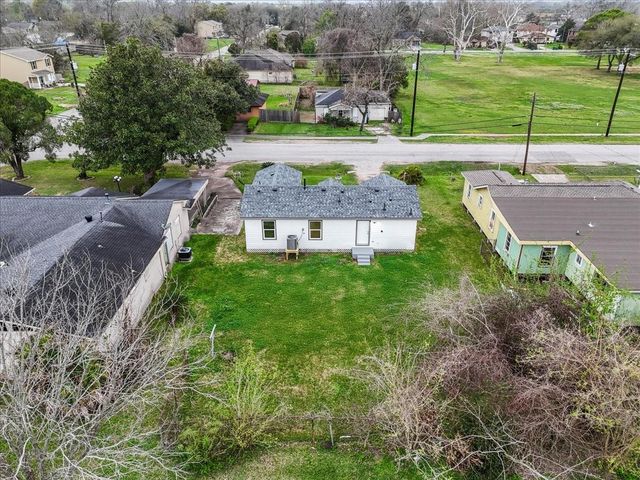 123 Lake Road, La Marque, TX 77568