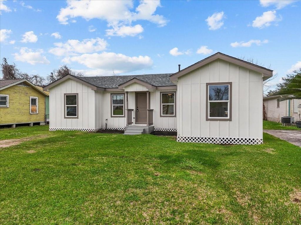 123 Lake Road, La Marque, TX 77568