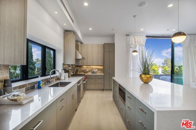 10563 Ashton Avenue 3, Los Angeles, CA 90024