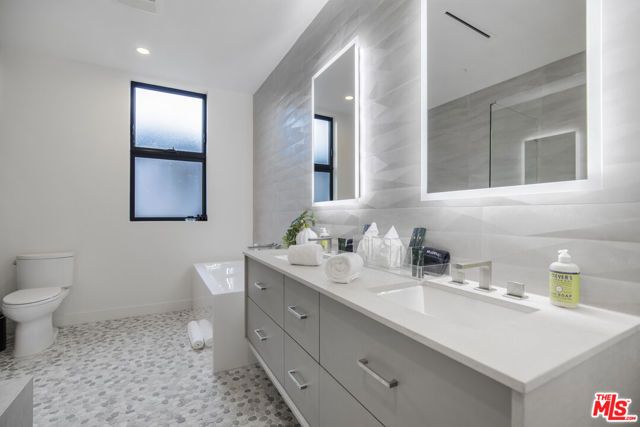 10563 Ashton Avenue 3, Los Angeles, CA 90024